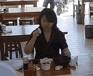 公富网配资 五一假期，上海这位长得漂亮但做事丑陋的鼻涕姐，成功火遍全网！ 精致外表下的恶劣行径