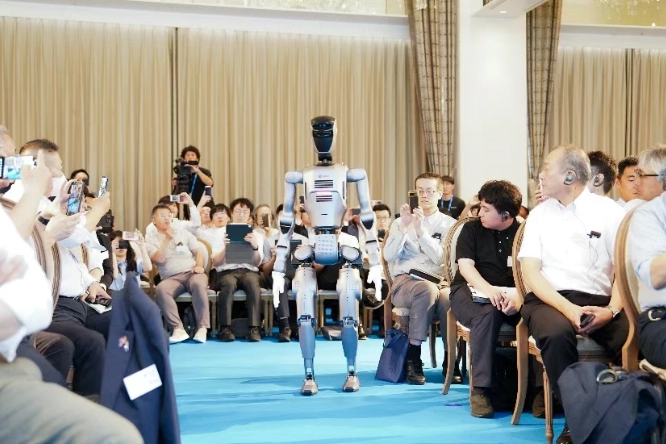 金智股配 越疆科技交付“灵巧操作 + 直膝行走”具身智能人形机器人 Atom