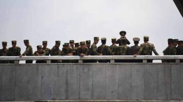 策略聚宝 乌军机器人俘虏俄军士兵意味着什么 战场形态的根本变化